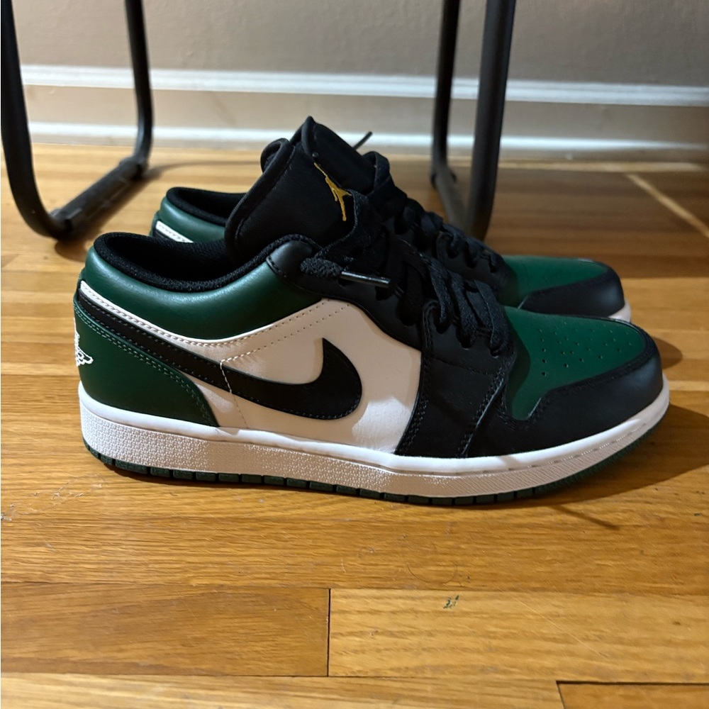 Nike Men's Black, Green, and White Sneakers